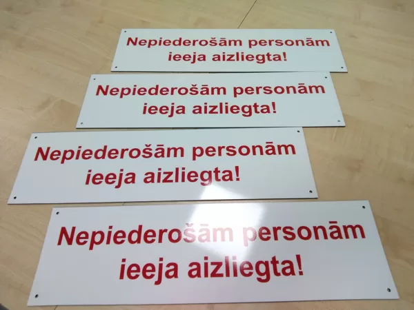 Informatīvā plāksnīte no alumīnija kompozītmateriāla Dibond