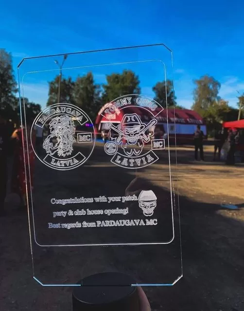 LED izgaismota plāksnīte, personalizēta