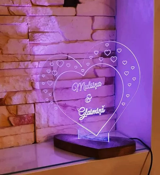 LED izgaismota plāksnīte, personalizēta