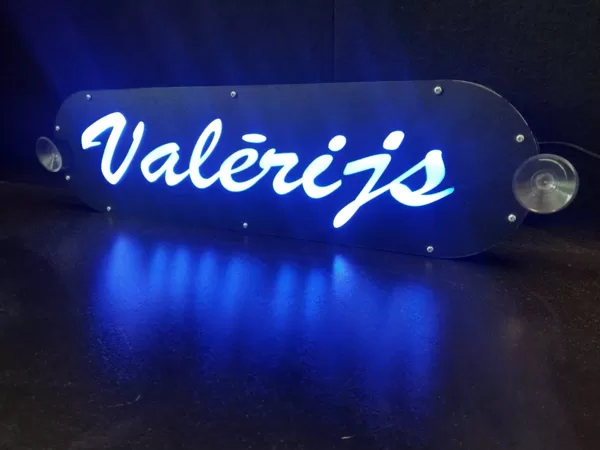 LED izgaismota plāksnīte autovadītājiem